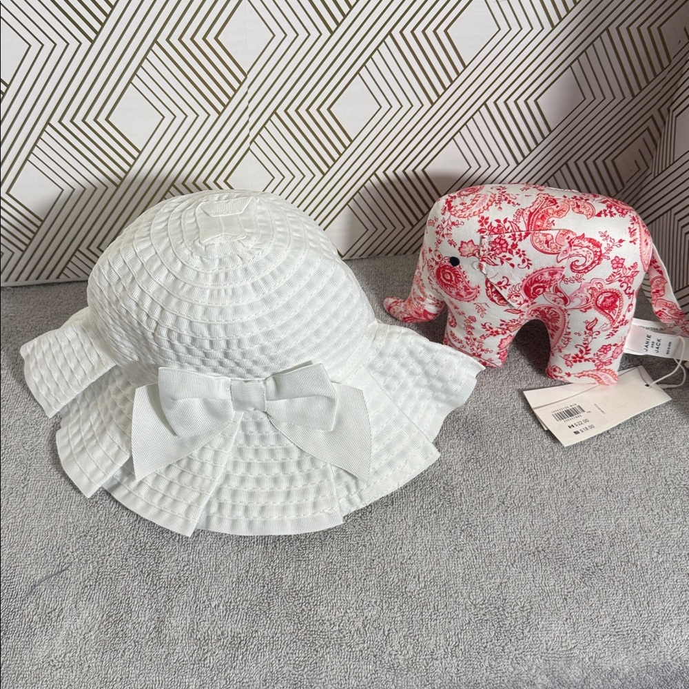 Janie and Jack hat NWT White bucket Hat with bow and‎ pleats and elephant rattle